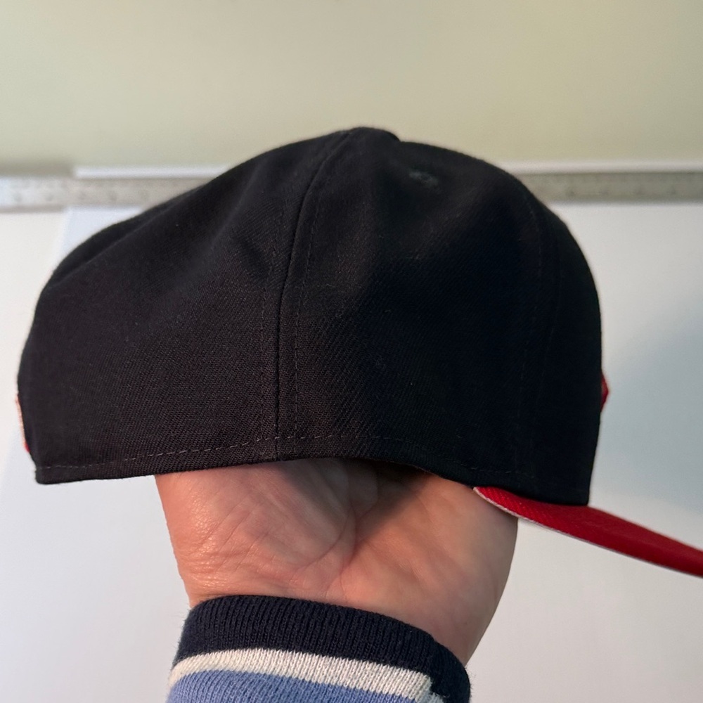 New Era 59FIFTY Black and Red Baseball Cap, Cleveland - Picture 4 of 5